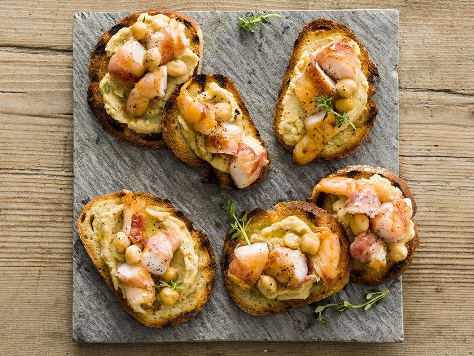 Crostini lardellati con crema di ceci